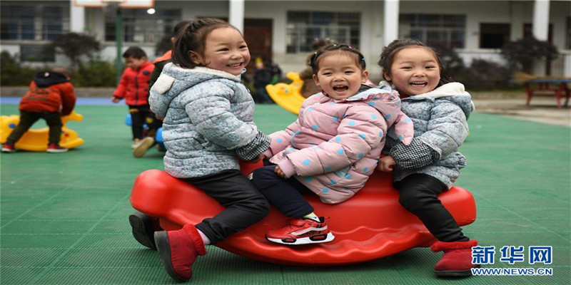 2月28日，黄星琪（右一）和黄星怡（左一）在幼儿园里参加课外娱乐活动。 新华社记者 杨文斌 摄
