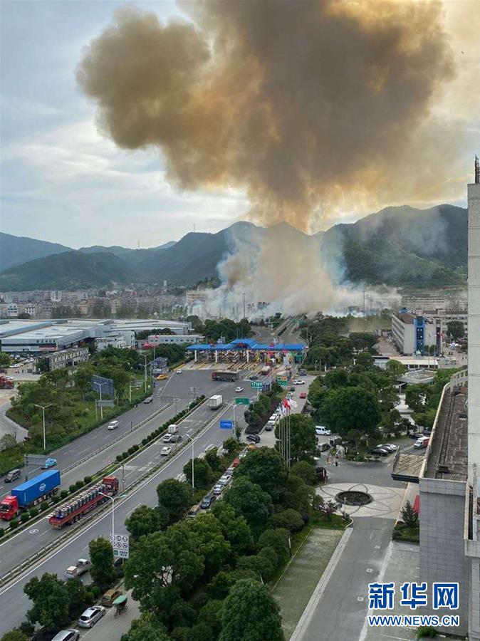 #（新华网）浙江境内高速一槽罐车爆炸已致4死50余伤