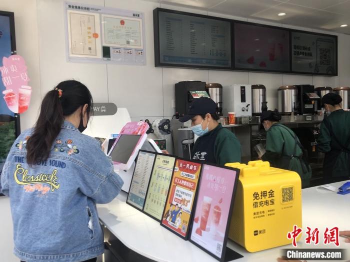 消费者在奶茶店点单。 <a target='_blank'  data-cke-saved-href='http://www.chinanews.com/' href='http://www.chinanews.com/' >中新网</a>左宇坤摄