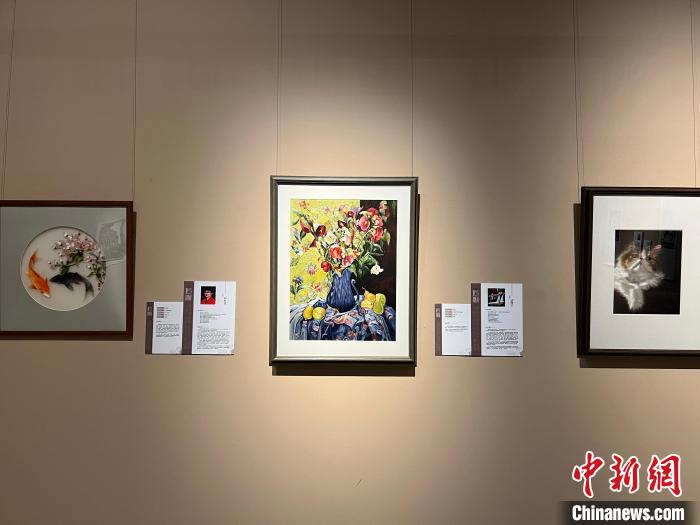 图为现场展出的工艺美术大师及非遗代表性传承人作品。　钟旖摄