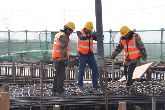 春节坚守施工一线 郑许高速建设“不打烊”