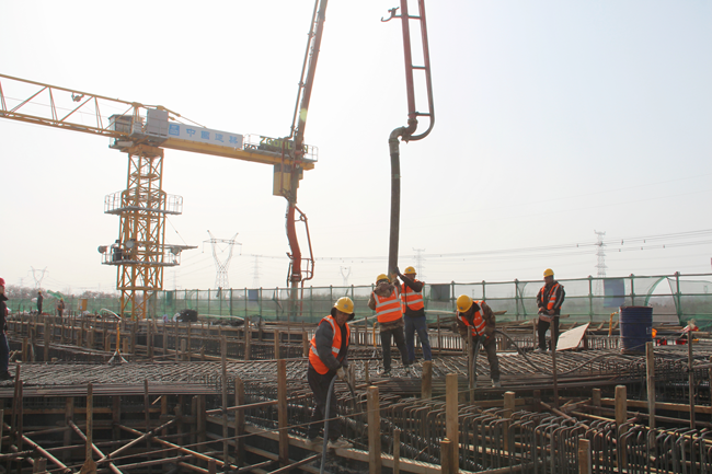 春节坚守施工一线 郑许高速建设“不打烊”